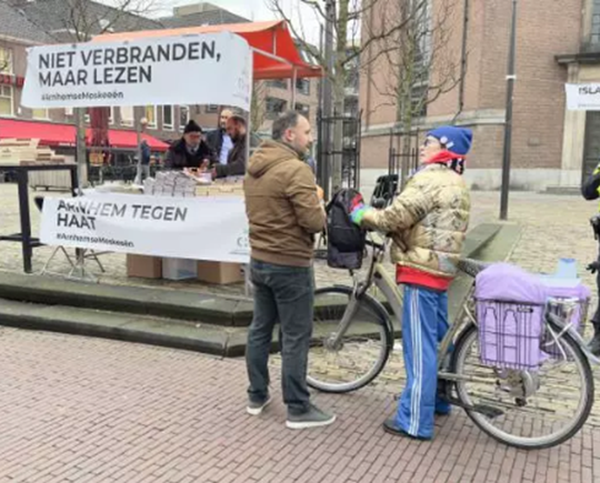 Türklerden tebliğ vazifesi... Hollanda'da İslam düşmanı saldırılara karşı Kur'an-ı Kerim dağıtıldı
