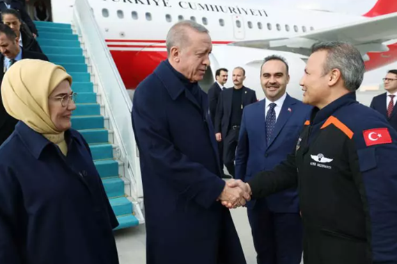 gezeravci-uzaya-goturdugu-turk-bayragini-cumhurbaskani-erdogana-verdi.png