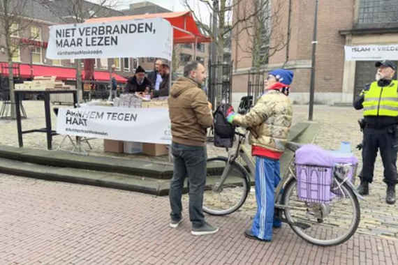 Türklerden tebliğ vazifesi... Hollanda'da İslam düşmanı saldırılara karşı Kur'an-ı Kerim dağıtıldı