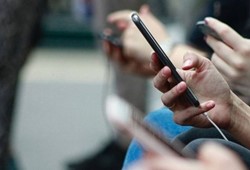 2-telefon-birden-tarih-oluyor-dev-marka-fisini-cekti.jpg