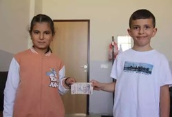 5-liranin-ustundeki-yaziyi-okuyunca-kosarak-ogretmenine-gitti-olay-buyudu.jpg