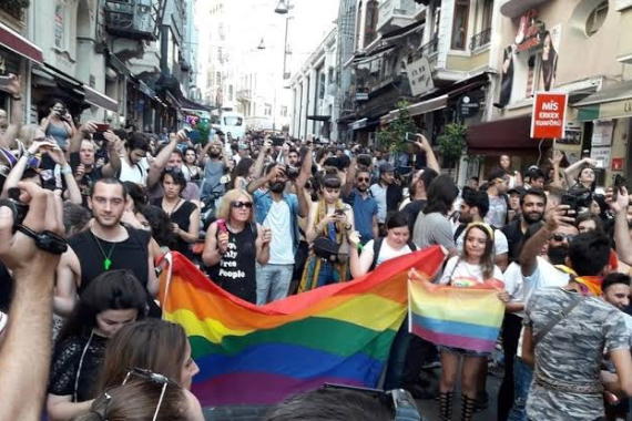 Ahlaksız yürüyüşte utandıran görüntü! Müslümanların yüz karası