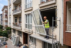 Apartmanlardaki çift camlı pencereler sökülmeye başlandı: Artık bu malzeme kullanılacak