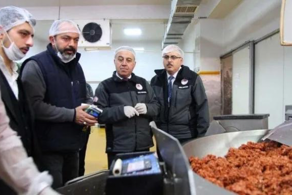 Bakanlık o firmaları ifşa etti: Dana etinden eşek eti, kaşardan nişasta çıktı...