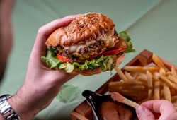 Birer birer kapanıyorlar: Dev hamburger zincirine kayyum atandı