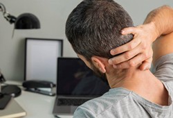 "Geçer" Demeden Önce Bir Kez Daha Düşünün: Boyun Ağrısı Normal mi?