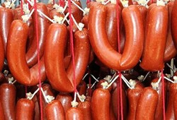 Bu markanın sucuklarından uzak durun! İçinden çıkan şey mide bulandırdı!