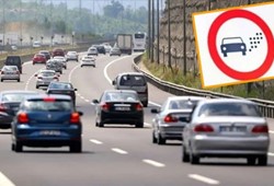 bu-trafik-levhasini-goren-ne-yapacagini-sasiriyor-r-120-nedir.jpg