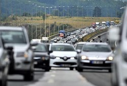bu-trafik-levhasini-gorup-serit-degistirmeyen-yandi-cezasi-var.jpg