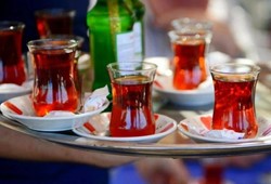 cay-tabagi-yuzunden-ipler-koptu-iki-dev-marka-mahkemede-kozlarini-paylasti.jpg