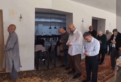 cemaat-saskina-dondu-ajan-provokatorler-namazi-turkce-kildi.jpg