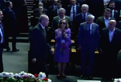 cumhurbaskani-erdogan-salonu-terk-etti-gelen-telefon-gundem-oldu.jpg