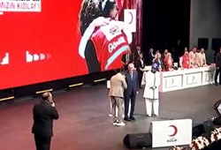 cumhurbaskani-erdoganin-elini-optu-sonra-da-sarki-soyledi.jpg