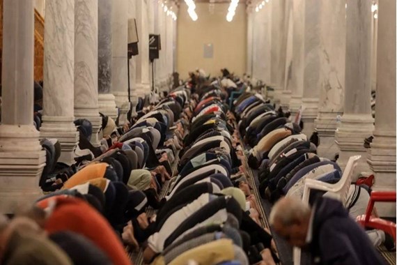 Dünyada İlk teravih namazları kılındı