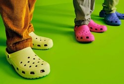 dunyayi-kasip-kavurmustu-ortopedistlerden-korkutucu-crocs-terlik-uyarisi.jpg