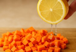 eczacilarin-formulu-ortaya-cikti-havuca-limon-sikip-blenderdan-gecirin.jpg