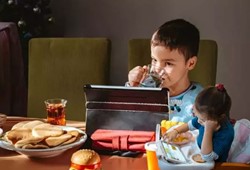 ekran-karsisinda-yemek-yeme-cocuklarda-gizli-bir-risk-olusturuyor.jpg