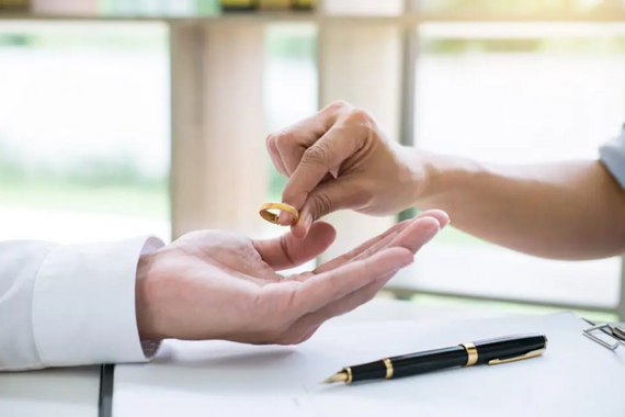 Eşinin cebinden habersiz para alır mısın?