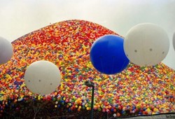 gosteri-faciaya-donustu-15-milyon-balon-olum-getirdi.jpg