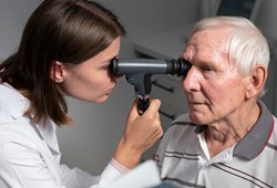 goz-muayenesi-ile-alzheimer-ve-parkinson-teshisi-gozleriniz-beyninizin-aynasi-olabilir.jpg