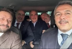 Gündeme oturan fotoğraf: Vali, şoförlük yaptı
