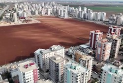 Arsayı satmadı, toprağı savundu: Betonun içinde tarım yapıyor