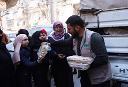 İHH, Halep halkına ekmek dağıttı