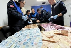 İnanılmaz olay! Dilencinin parasını 8 kişi zor saydı, görenler inanamadı
