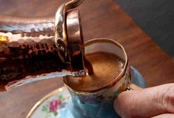 Kahveyi böyle içiyorsanız dikkat! Vücudu resmen zehre çeviriyor!