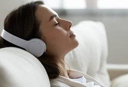Rahatlatıyor sanılıyor ama… Gece kulaklıkla uyuyanlara kötü haber
