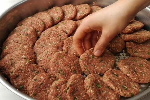 Lezzetli köfte yapmak için kıyma harcına 1 kaşık bundan ekleyin: Bakın nasıl lezzetli oluyor