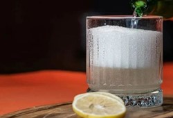 Bilimsel cevap şaşırttı! Maden suyuna limon eklemek doğru mu?