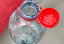 Plastik şişelerin rengi neden farklılaşıyor: İşte yeni uygulamanın ayrıntıları