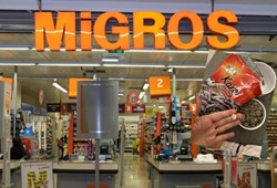 Migros’un çekirdek paketinden salyangoz çıktı! Görenler şok oldu