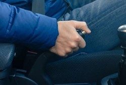 Otomotiv uzmanı uyardı! Araçlarda el freni çekerken yapılan büyük hata
