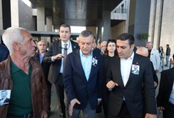 ozgur-ozele-yumruk-atan-saldirgan-bakin-kim-cikti.jpg