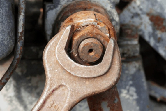 Paslanmış vida nasıl sökülür? Meğer çok basitmiş...