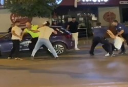 Polisleri tekme tokat darp ettiler! Sonları hüsran oldu