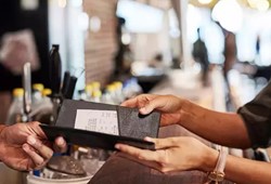 Restoranlarda yeni dönem! Yeni ücret uygulaması herkesi şaşırttı!