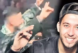 sahnede-bozkurt-isareti-yapti-konserleri-iptal-edildi.jpg