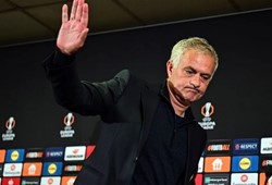 Şampiyonluk yarışından kopan Mourinho oyuncularıyla vedalaştı, İstanbul’dan ayrıldı