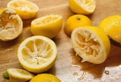 Sıkılmış limonları çöpe atmayın! Buzlukta bekletince şifa saçıyor