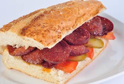 Sucuk ekmekler kabusa döndü: 80 kişi hastaneye kaldırıldı