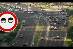 Sürücülerin çoğu bilmiyor: Kısık gözlü trafik levhasının anlamı şaşırttı