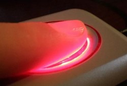 Telefon tutuşu parmağı bozuyor! “Yamuk serçe parmak” sorunu yayılıyor