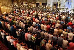 Teravih namazı cemaatle kılınması zorunlu mudur?