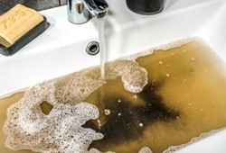 Ustaların sırrı ortaya çıktı! Lavaboyu saniyeler içinde açan ev malzemesi