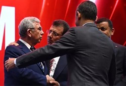 tum-gozler-onun-uzerindeydi-mansur-yavastan-istifa-aciklamasi.jpg