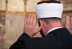 turbe-fotografi-icin-telif-ucretini-duyan-muezzin-cileden-cikti.jpg