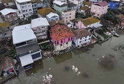 Kritik saatler: Türkiye’nin küçük Venedik’inde sular kapılara dayandı
